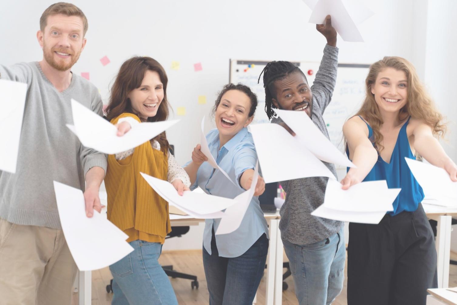 Séance de formation financière interactive avec participants engagés